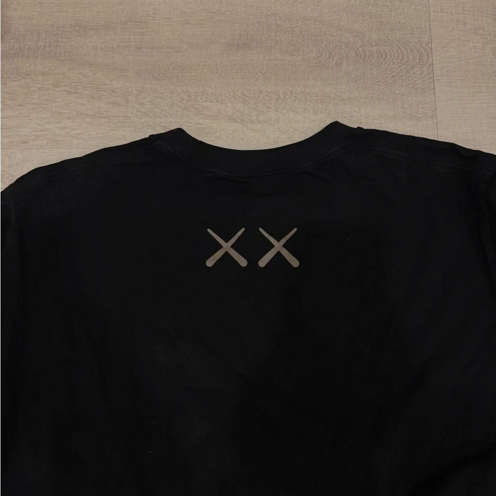 KAWS x Uniqlo UT Graphic T-Shirt Black Family Companion BFF Size XL - Picture 2 of 2
